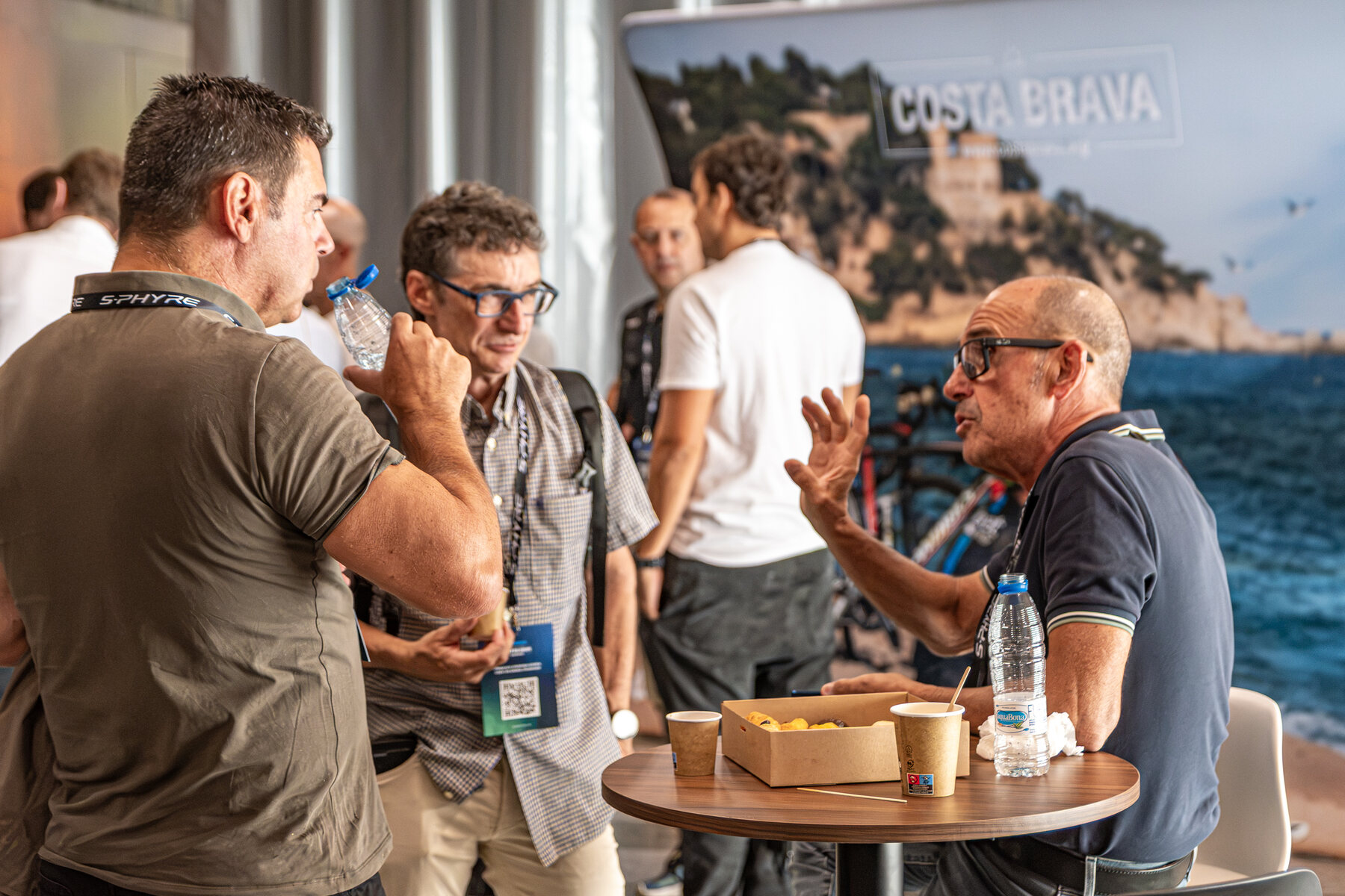 Profesionales del sector ciclista conversando en Sea Otter Europe