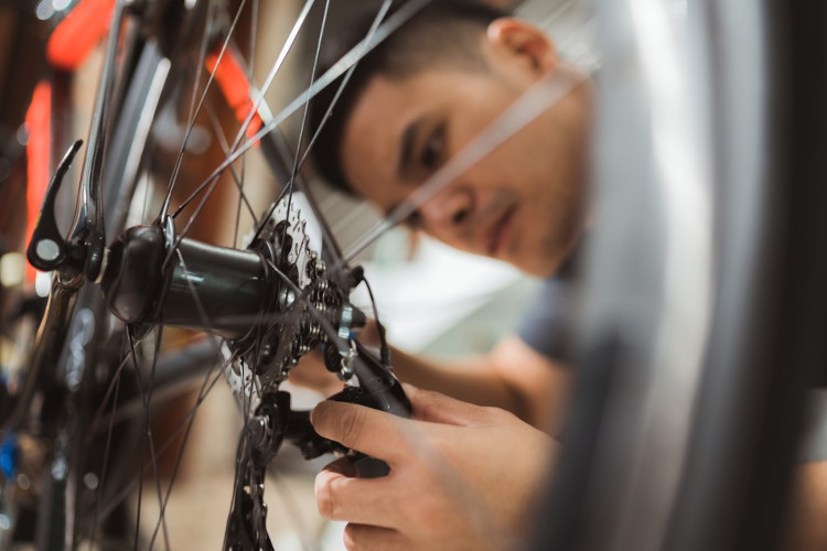Mecánico profesional trabajando en una bicicleta